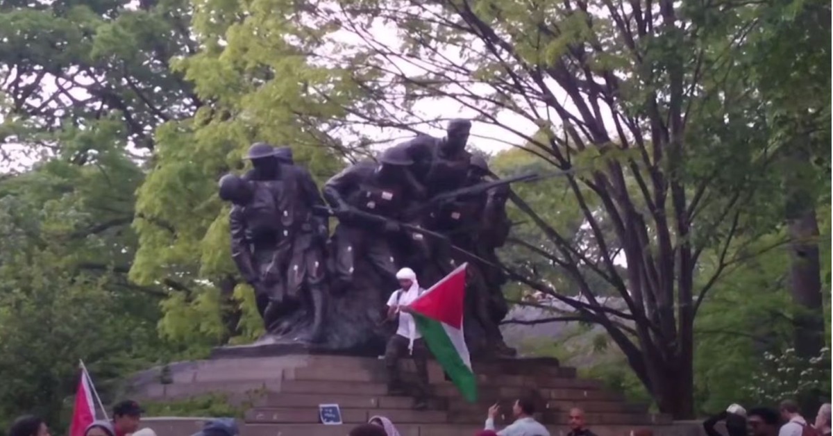 Pro-Hamas Palestinian Protesters Deface US War Memorial, Burn American Flag in New York City - RPWMedia